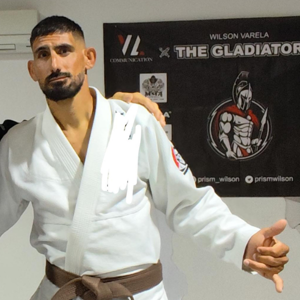 Rencontre avec un passionné de jiu-jitsu brésilien : 12 ans de discipline, de stratégie… et de Fraté Maté !